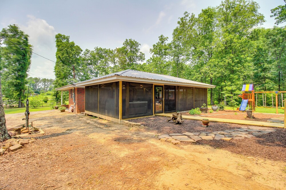 13 Mi to Guntersville Lake: Henagar Gem w/ Hot Tub
