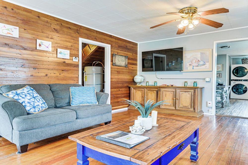 Walk to Beach: Charming Home - 3 Mi to Seabrook