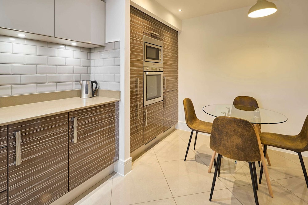 Host Stay Chippenham Close