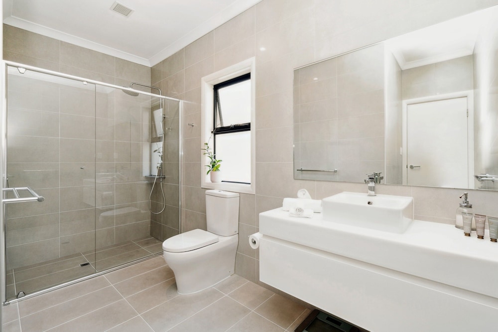 Bright 2-bed Townhouse With Balcony & Garage