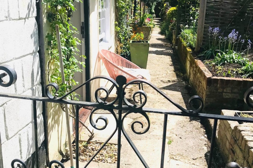 Mews Cottage off Marlborough High Street