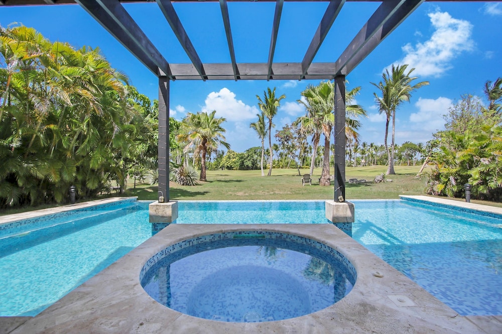 Luxury Golf Villa in Bavaro Cocotal Palma Real Pool Jacuzzi Staff