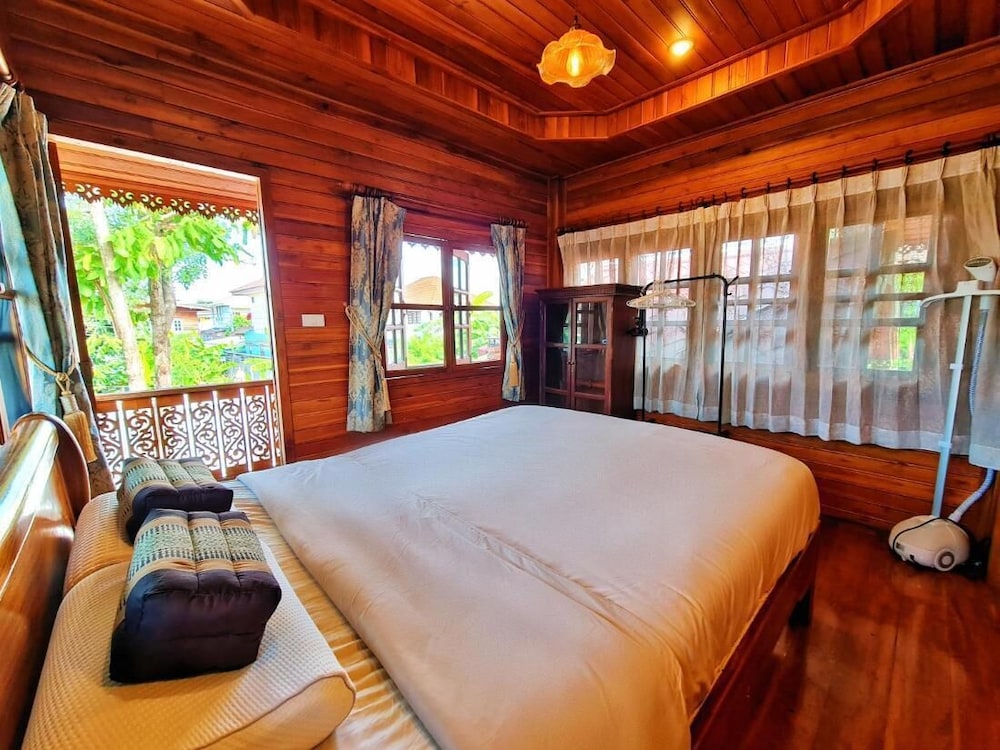 300 Years Old Wooden House w 3 Bedrooms and big Yard