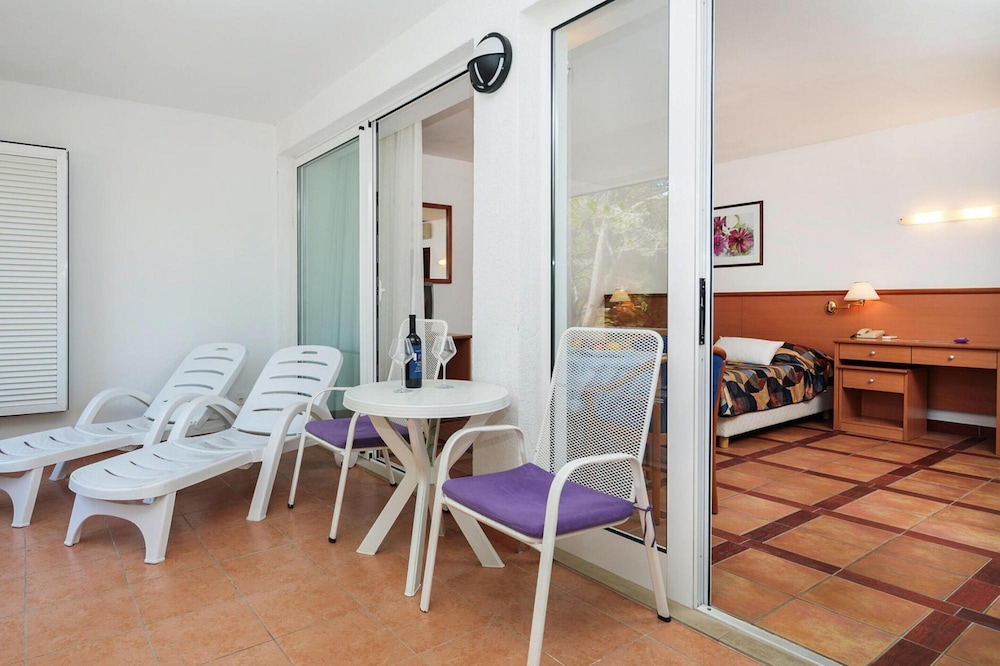 Beautiful Apartments in Jelsa, With Pool
