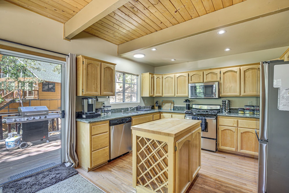 Big Bear Lake Cabin w/ Deck, Grill & Fireplace!