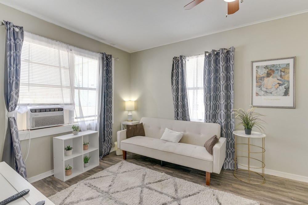 ~ 1 Mi to the Strand: Central Unit in Galveston!