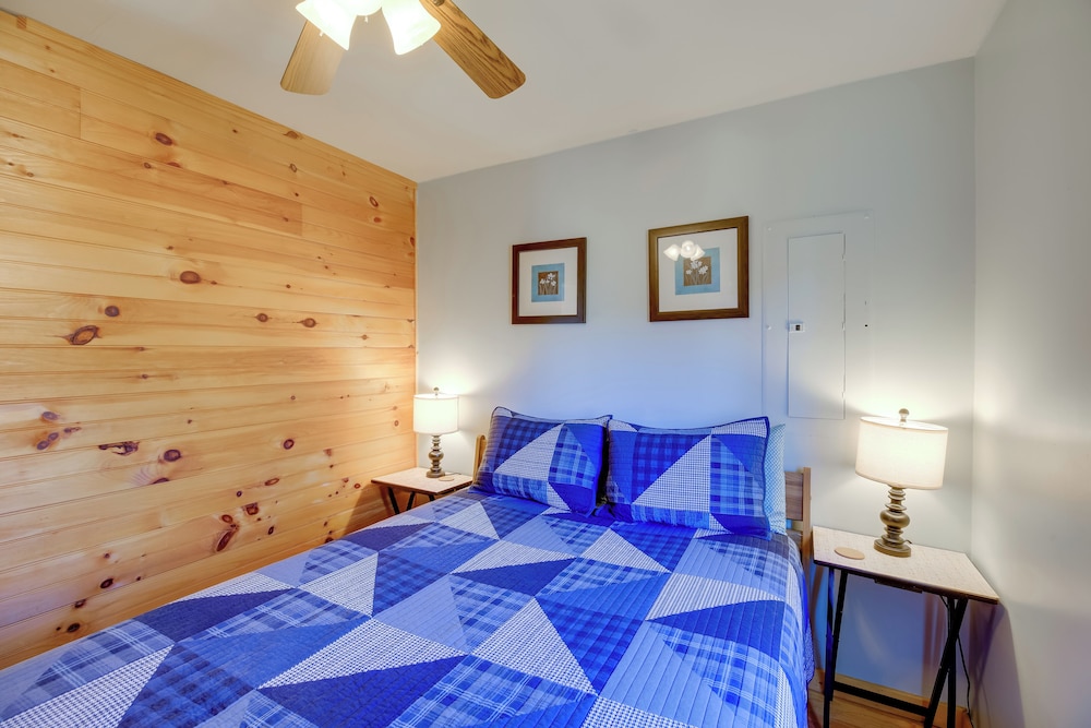 < 1/2 Mi to Damascus Town Park: Cozy Cabin w/ Deck