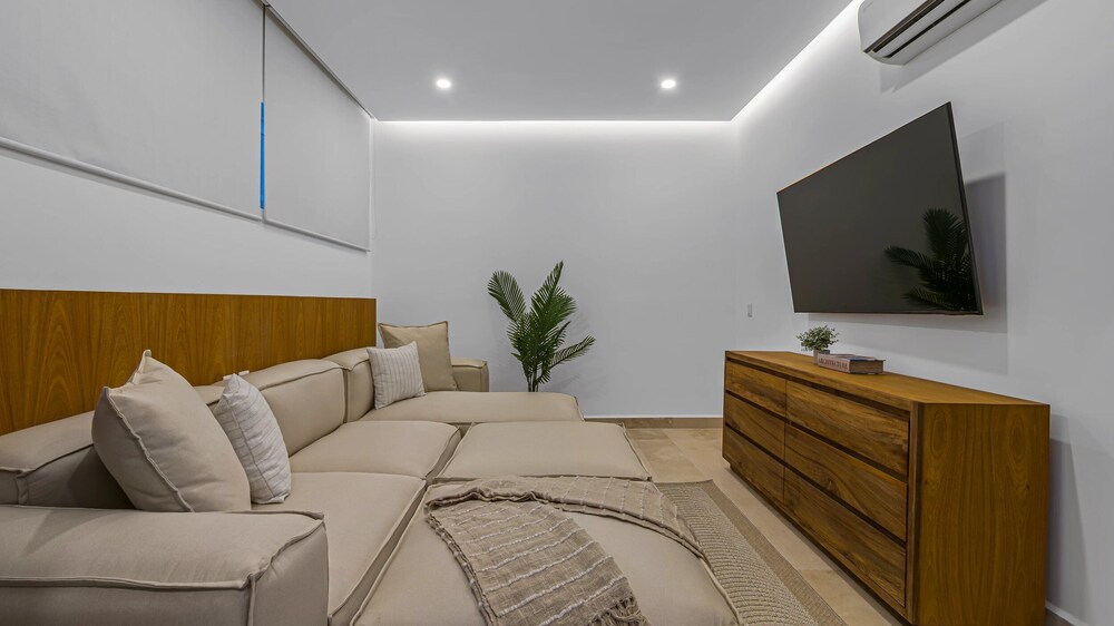 4BR Luxury Penthouse with Ocean Views
