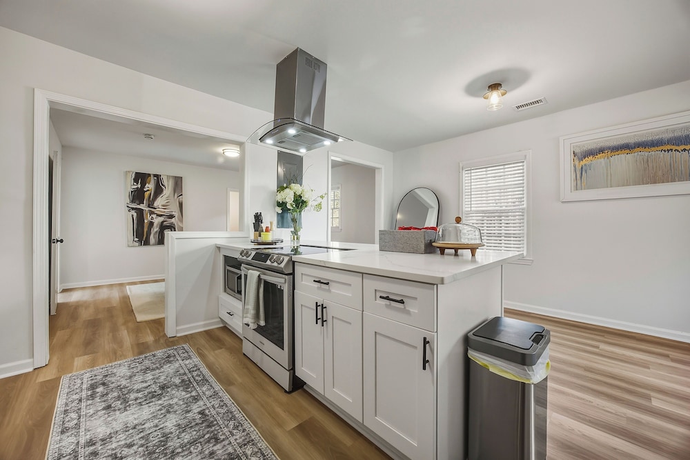 Modern Newly Renovated 3-bedroom in Historic West End
