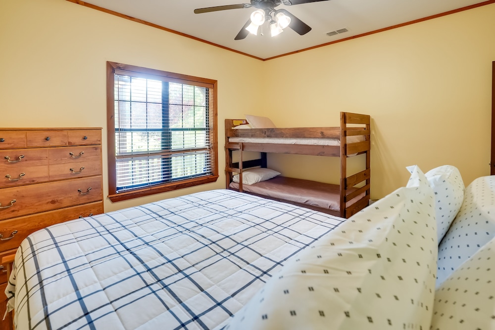 Pet-friendly Jefferson Home Near Lake O the Pines view 2