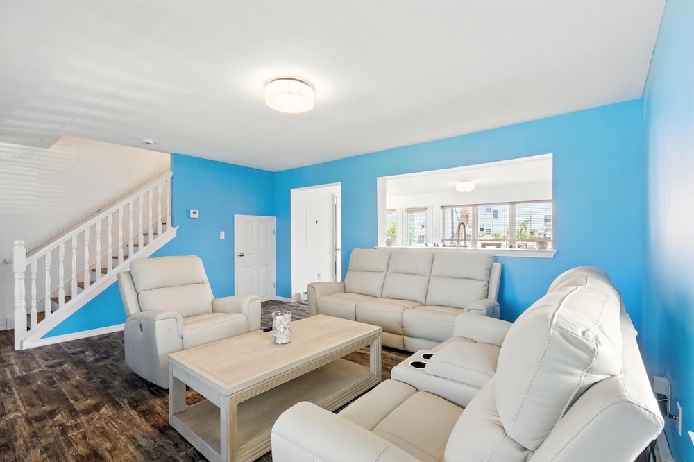 Stylish 3br Retreat Walk To Beach & Boardwalk 3 Bedroom Home
