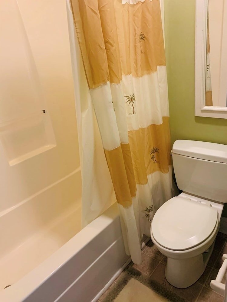 Sweet Dreams Private 4 Bedroom Home by RedAwning