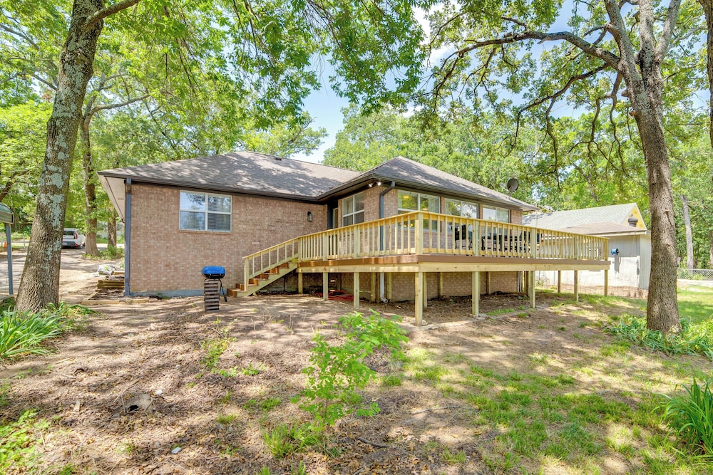 Waterfront Cedar Creek Lake Gem: Near Marina!