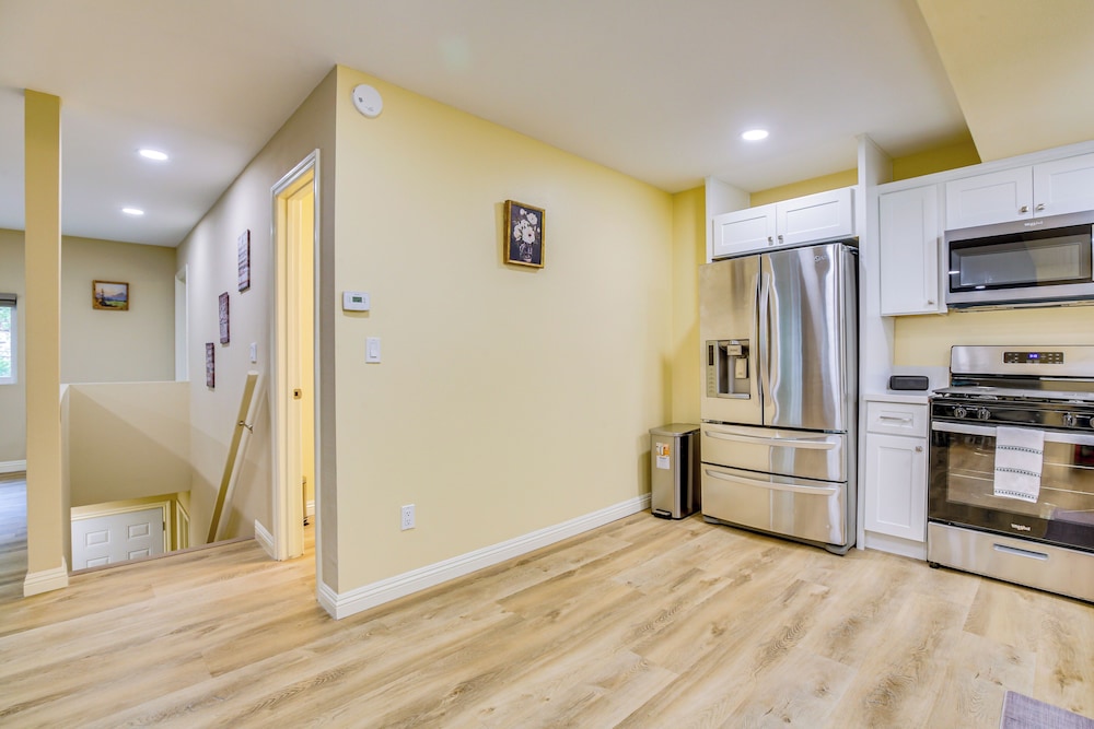 4 Mi to Lake Arrowhead: Cabin w/ Grill & Deck!