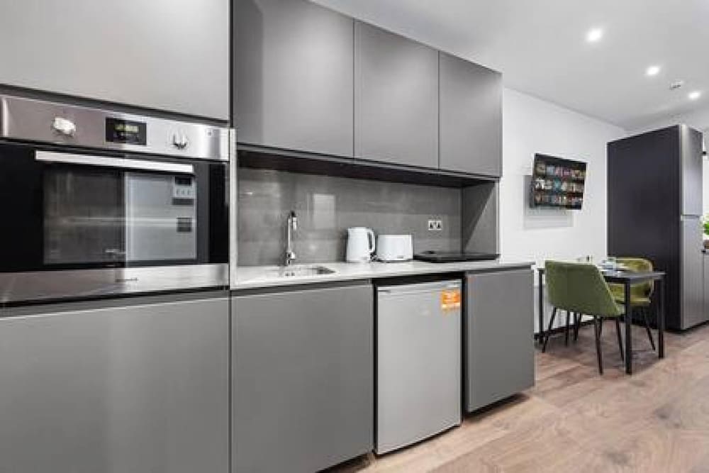 Luxury Spacious 2 Person Suite in North London