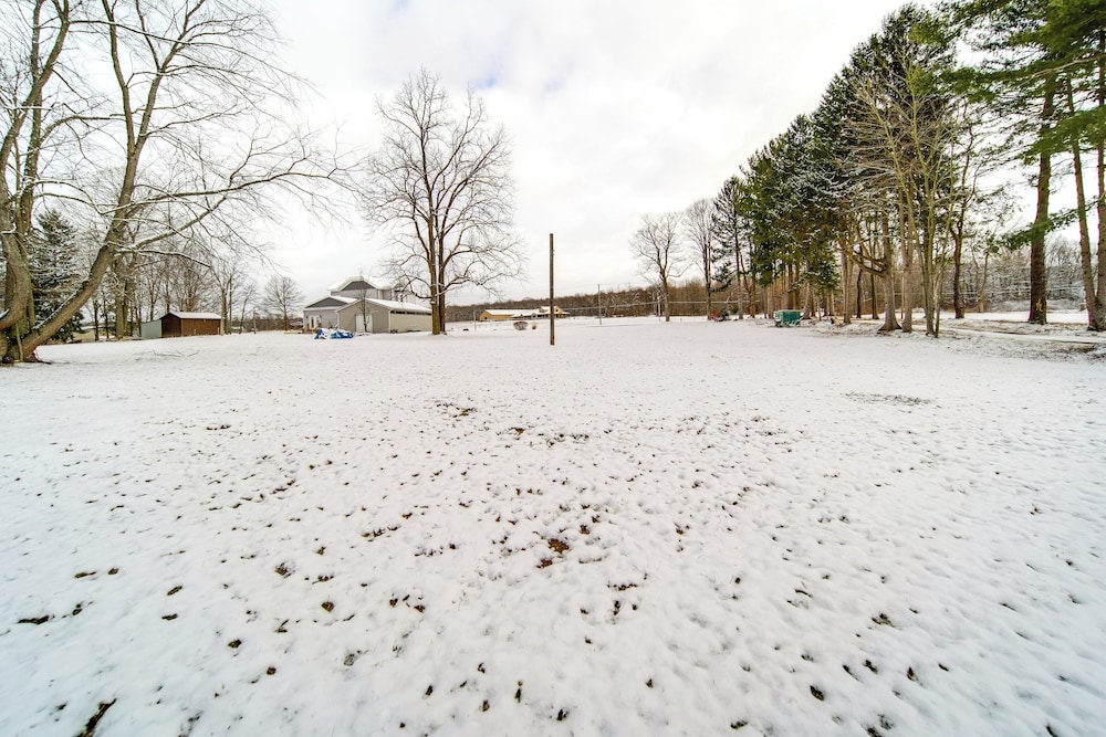 Walk to Lake: Pet-friendly Cottage in Jamestown!