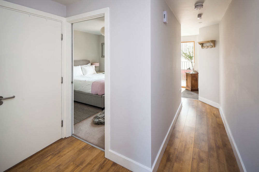 Shiny & Comfy stay with Underground links nearby!
