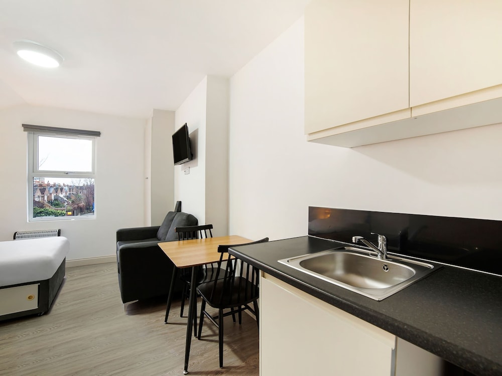 Modern Studio in London Near Wimbledon Park