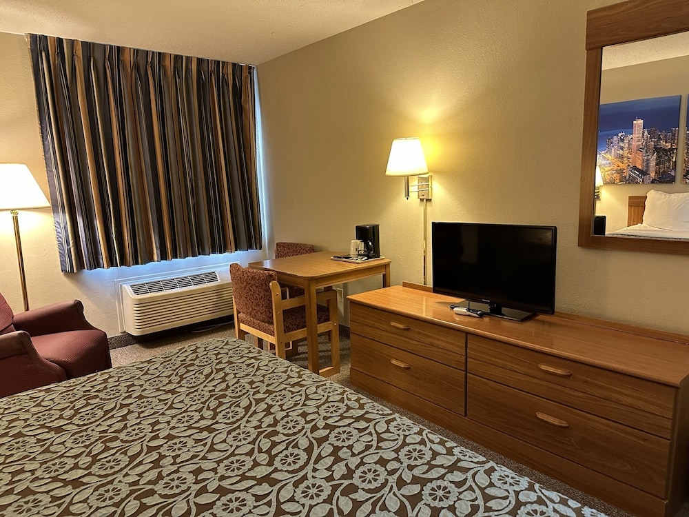 Econo Lodge El Paso, IL view 5