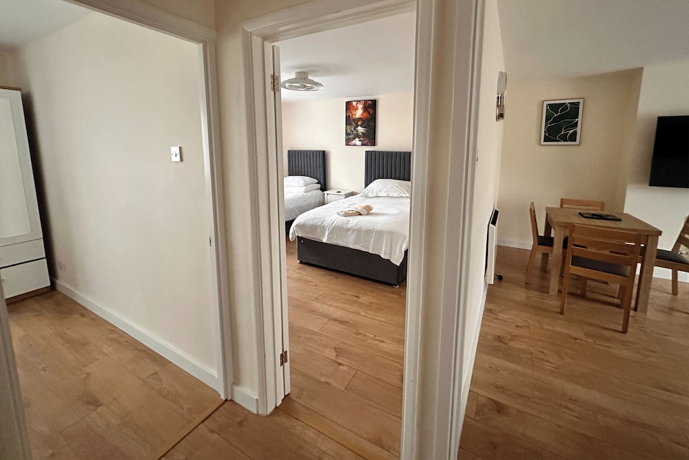 2 Bedroom Apartment-sleeps 6-parking-wifi