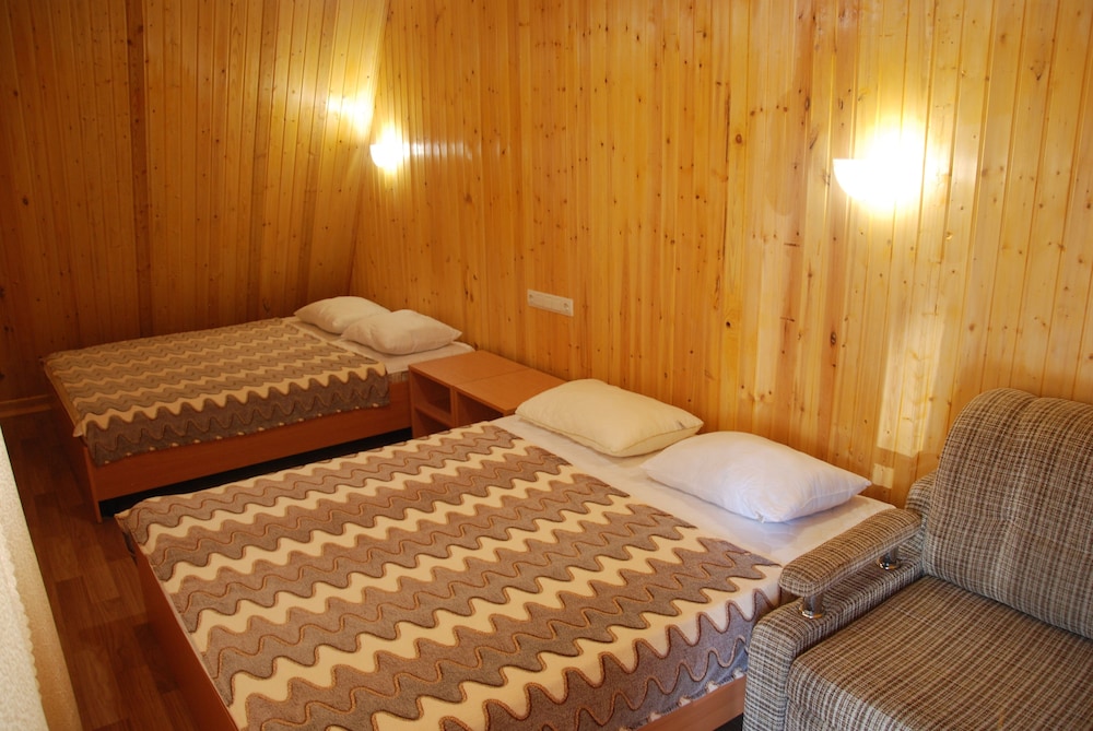 Peak Season Hotel