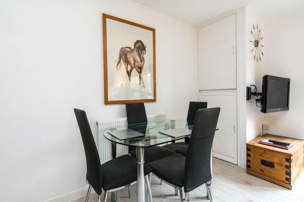 Luxury Islington Apartment with Balcony