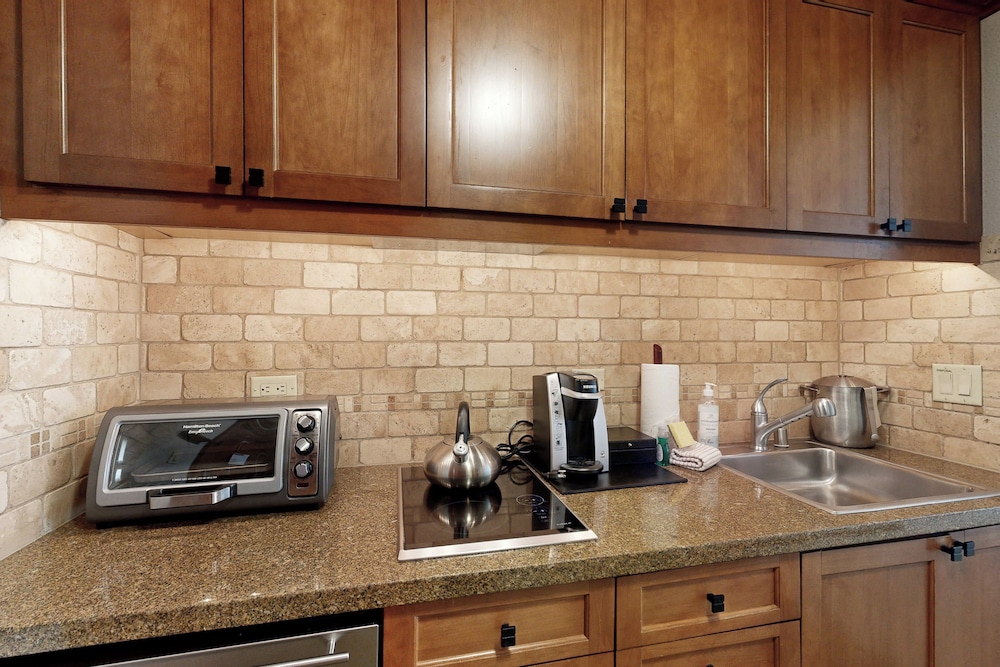 2BR Resort Condo Ski-in/ski-out, Pool, Hot Tub