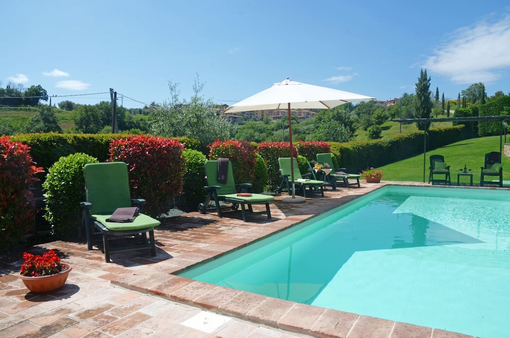 Podere Baiocco Sleeps 22 People 2 Private Pools Walking Distance to Town-podere Baiocco