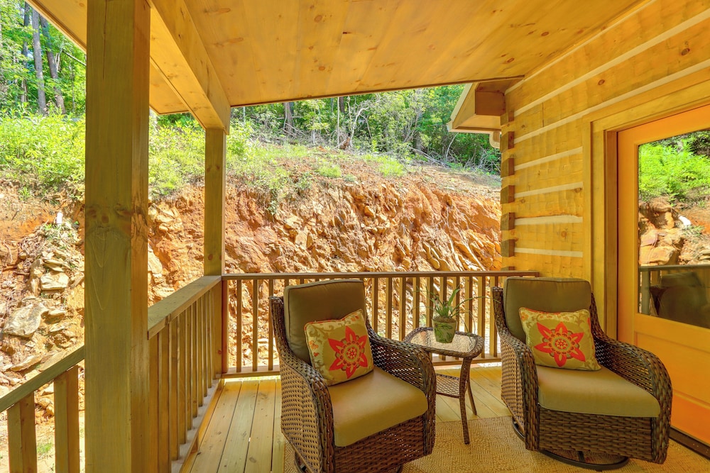 4 Mi to Fall Branch Falls: Peaceful Cabin w/ Deck