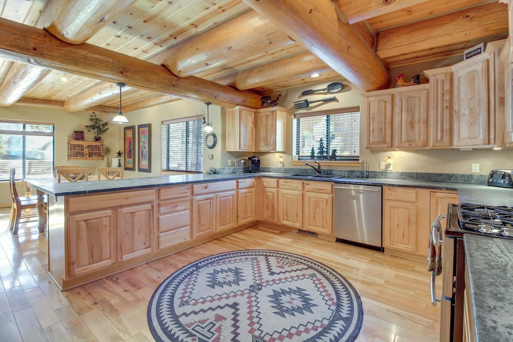 Fire Pit: Cozy Winter Cabin, 45 Mi to Sunrise Park