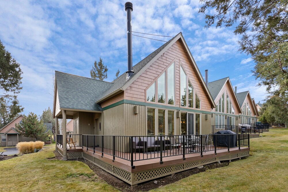 Deer Park Cabin 3 Bedroom Home by RedAwning view 5