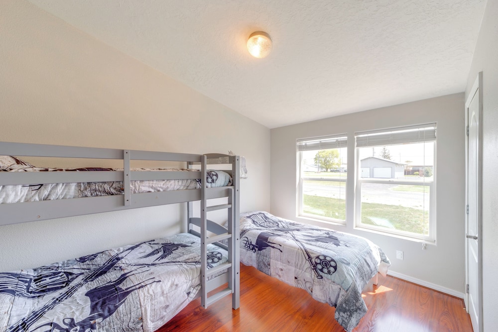 1 Mi to Lake: Getaway w/ Patio in Coulee City!