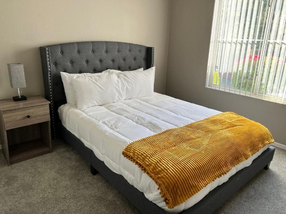 Spacious 2 Bdrm Th in Phoenix Perfect Getaway by Glow Explore view 3