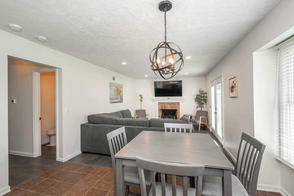 Lark Meadow Retreat Sleeps 10!