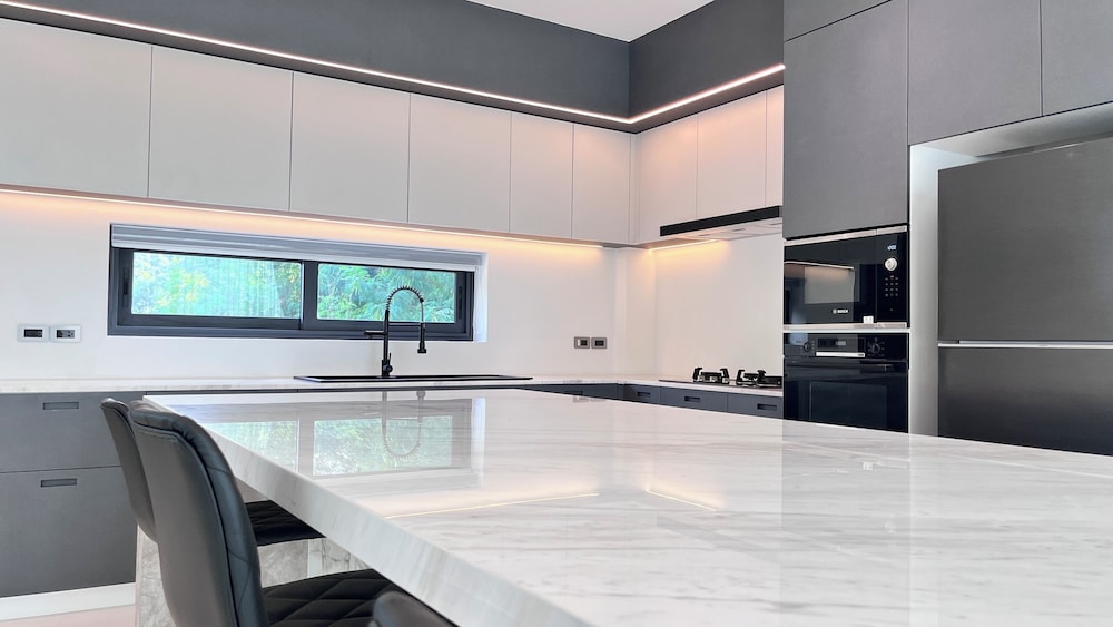 Luxurious 5-bedroom Villa Overlooking Pattaya City