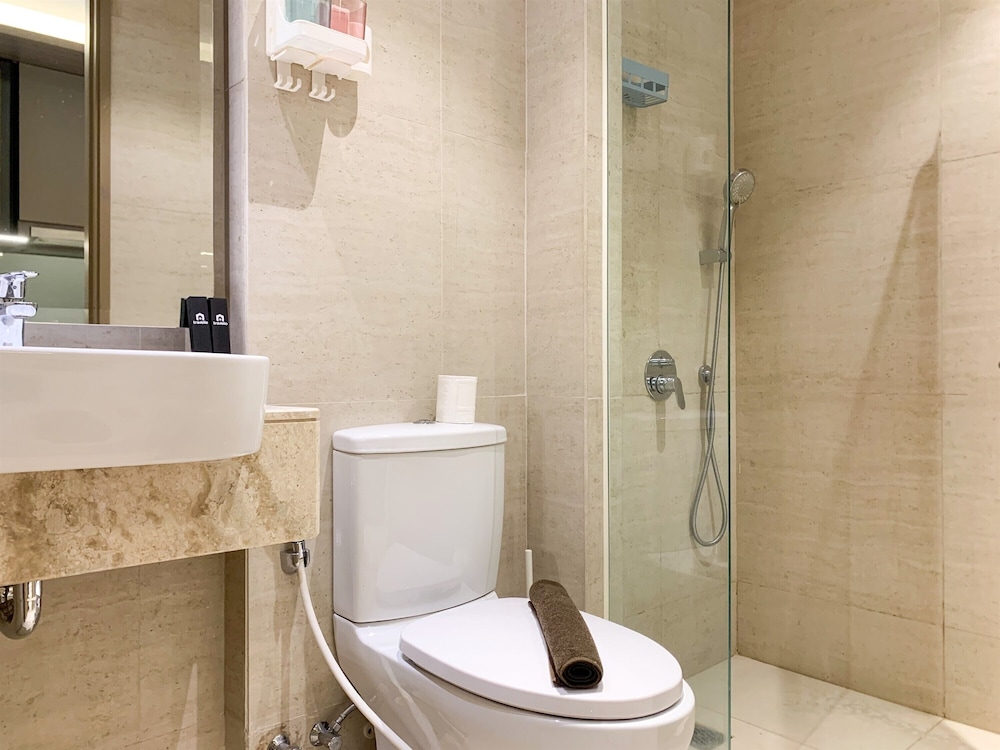 Warm And Modern Look Studio Room At Gold Coast Apartment view 2