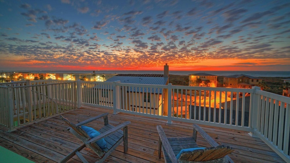 Walk to the Beach Ocean Views, Balcony Dining & Open Living Beachview 54 by Avantstay