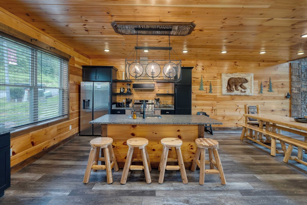 2 Homes Firefly Trail Way by Avantstay Sleeps 28, Indoor Pool + Hot Tub + Movie Theater & Game Room
