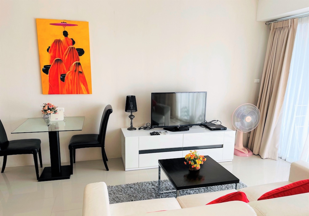 Chic Condo apartment by Lofty view 3