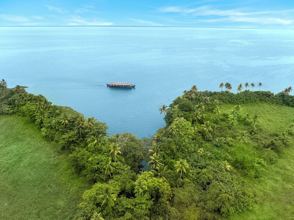 Kumarakom Lake Resort Houseboats