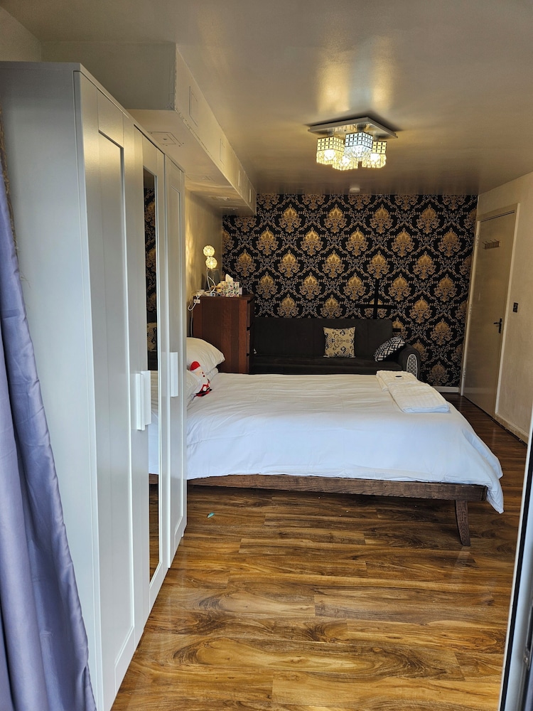 Room-spacious Retreat With Private Balco