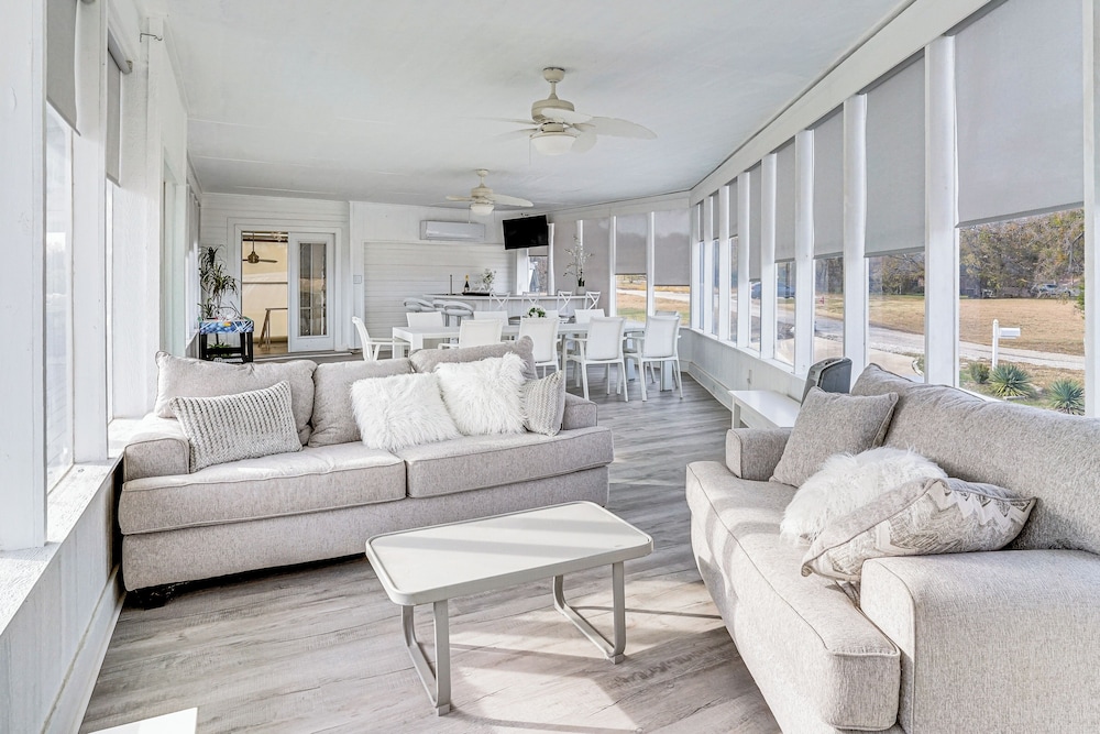 Lakefront Runaway Bay Retreat w/ Private Dock