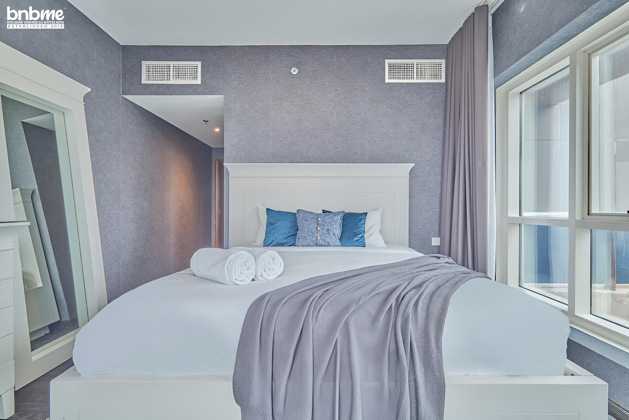 3B Lakepoint Tower 3701 by bnbme homes