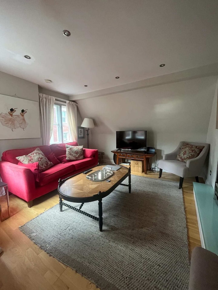 Modern Top Floor 2BD Flat - Kensington