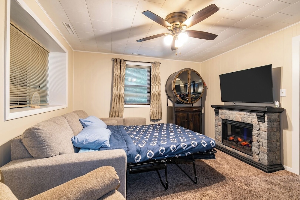 Spacious 3BR House With Firepit & Grill, Near Beach