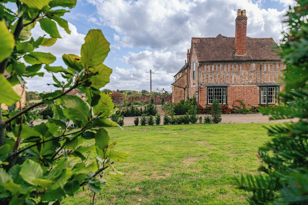 Stunning 4BD Home in Worcestershire