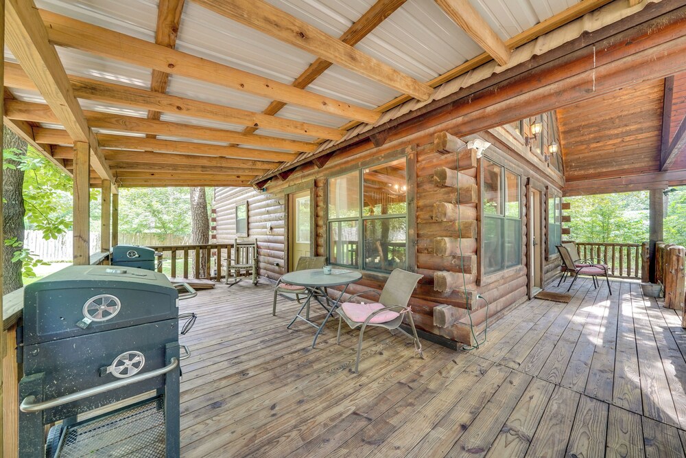 3 Mi to State Park & Lake: Broken Bow Cabin!
