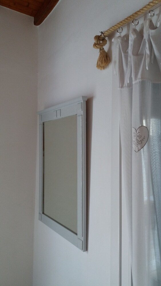 Manos Rooms
