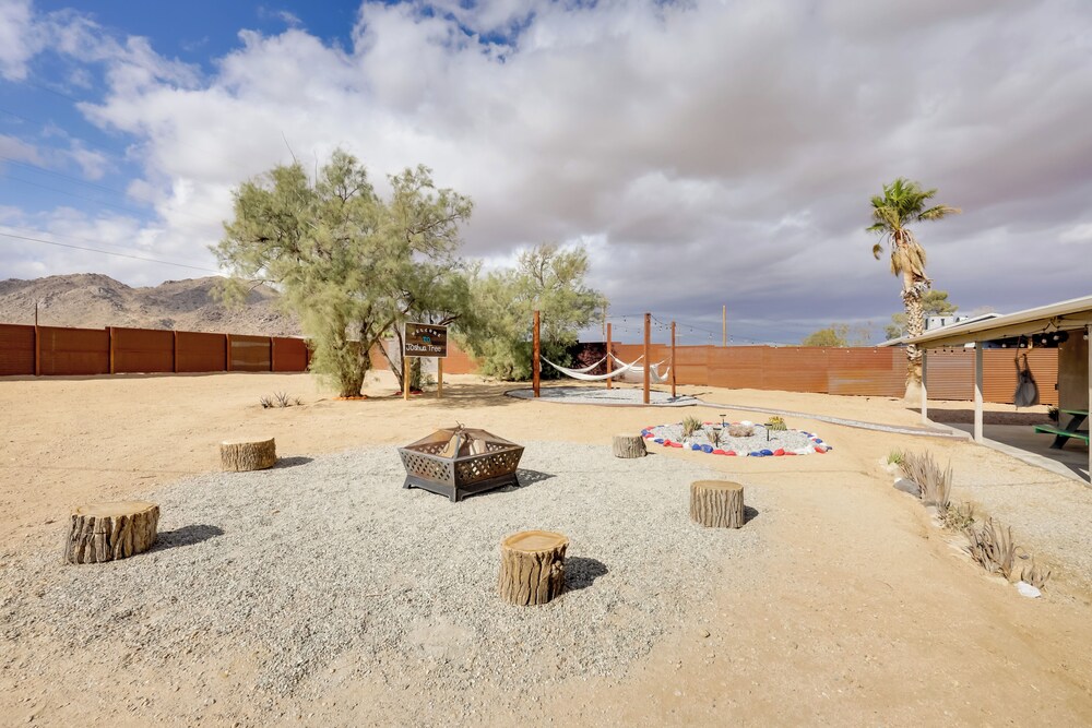 Mtn-view Home ~ 8 Mi to Joshua Tree Natl Park!