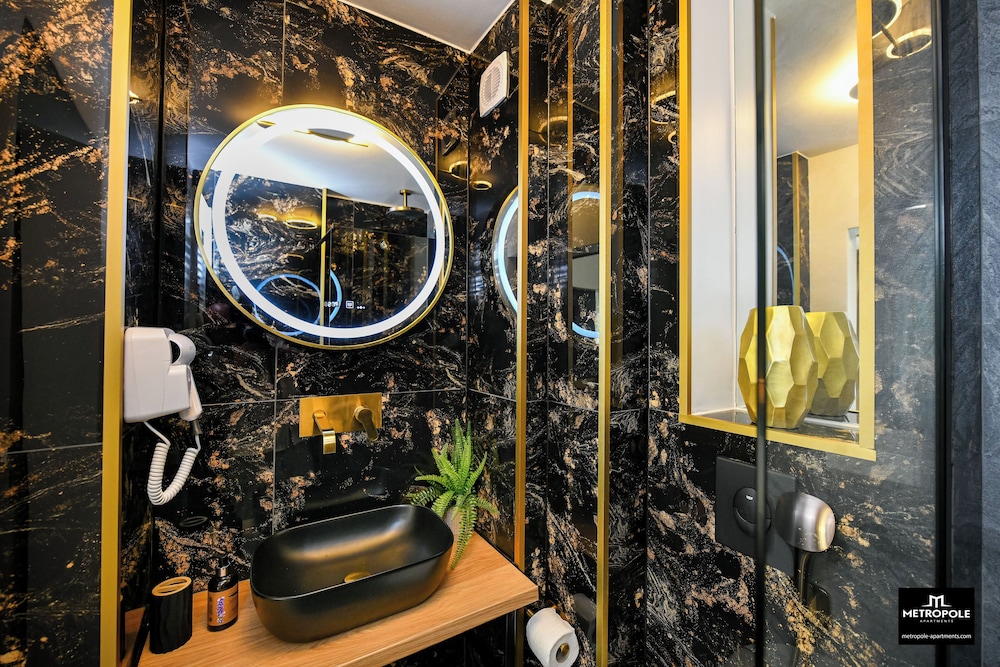 Metropole Apartments Central City